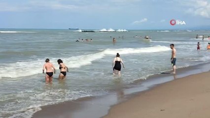 Denize girme yasağının süresi bitince vatandaşlar sahile akın etti