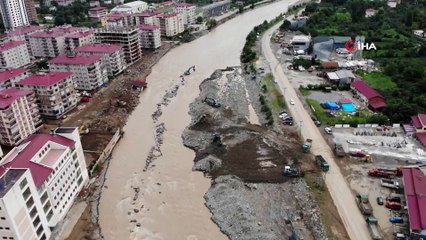 Arhavi ilçe merkezinin tekrar göle dönmemesi için Kapisre Deresi’nde tahkimat çalışması yapılıyor