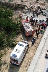 Son dakika haber: KAMYONET KÖPRÜDEN UÇTU: 2 ÖLÜ, 1 YARALI