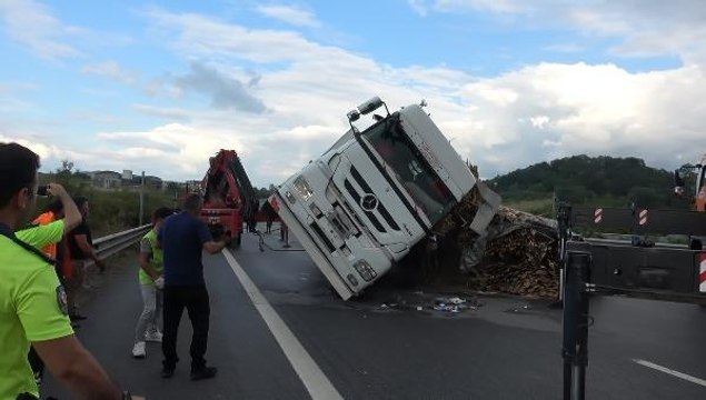 KERESTE YÜKLÜ TIR DEVRİLDİ, TEM OTOYOLU ULAŞIMA KAPANDI