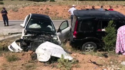 AFYONKARAHİSAR -  Cip ile otomobil çarpıştı: 1 ölü, 2 yaralı