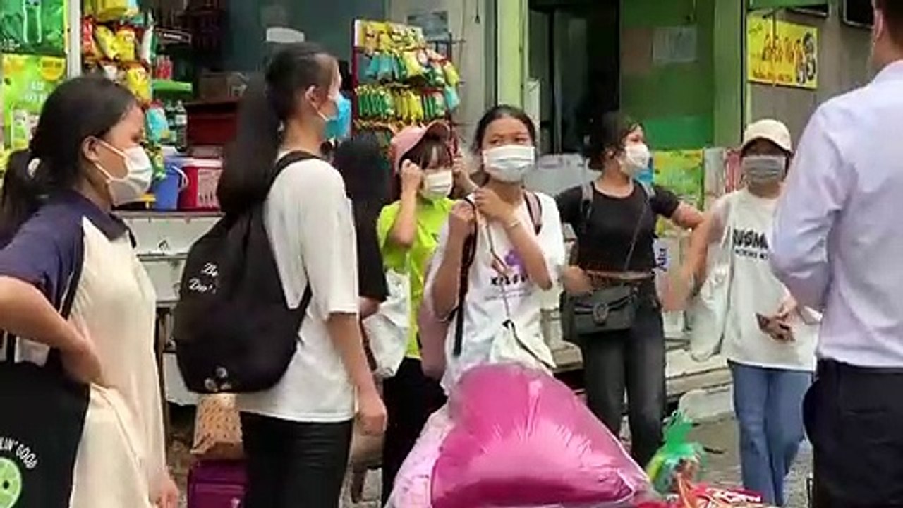 Hàng trăm sinh viên đội mưa chuyển đồ, nhường chỗ làm khu cách ly