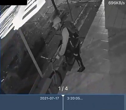 Ladrón robando uno de los locales de la calle Juan Zubarán de la colonia Jardines de Alcalde