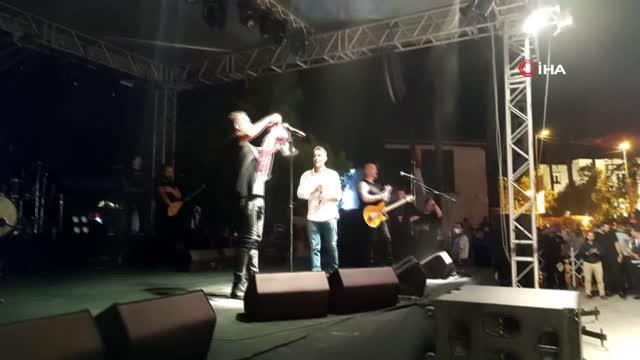 Haluk Levent Hatay'ın anavatana katılışının 82'nci yılı kutlamalarında sahne aldı