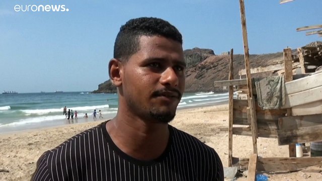 فيديو | غرق ناقلة متروكة في خليج عدن وبقعة نفطية تلوث الساحل