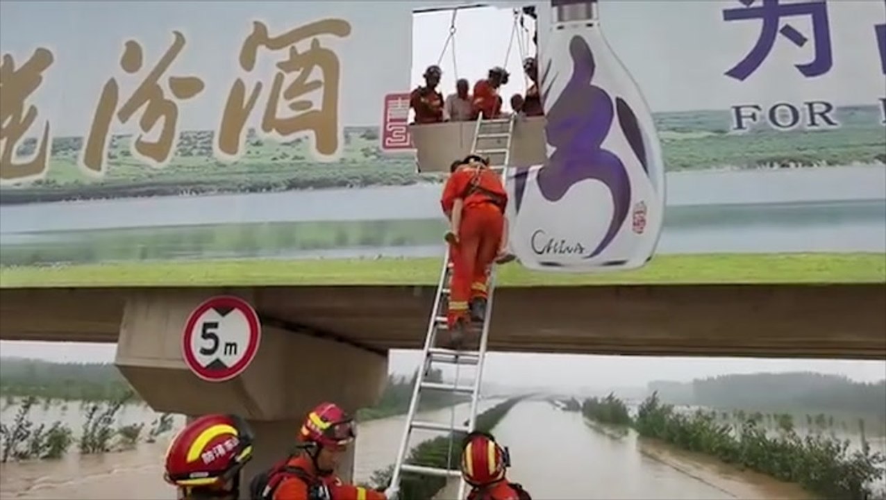 Firefighters rescue hundreds stranded on bridge amid extreme flooding in China