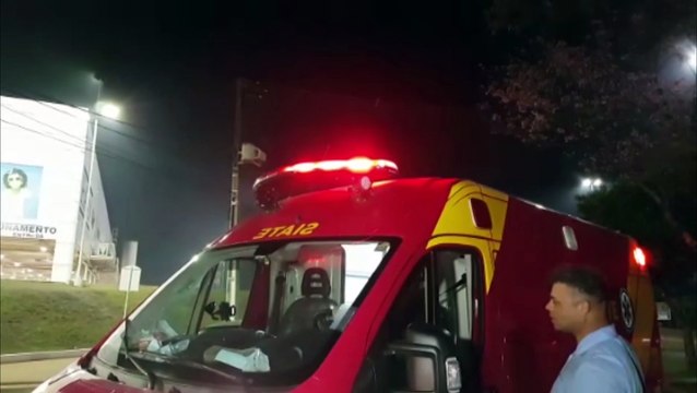 Jovem de 21 anos fica ferido em colisão traseira na Avenida Tancredo Neves