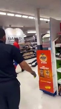 Homem-Aranha vira vilão e ataca pessoas em supermercado de Londres; veja