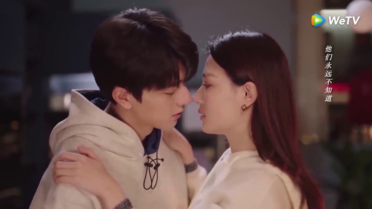 【Love Scenery】EP25 Clip _ Hot Kiss_! From the kitchen to the sofa!! _ 良辰美景好时光 _ ENG SUB