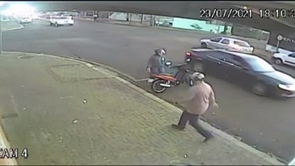 Câmera flagra colisão que envolveu Honda Biz e Range Rover, na Rua Presidente Kennedy, no Centro