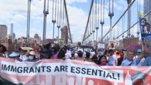 Trabajadores esenciales inmigrantes exigen una vía a la ciudadanía de EE.UU.