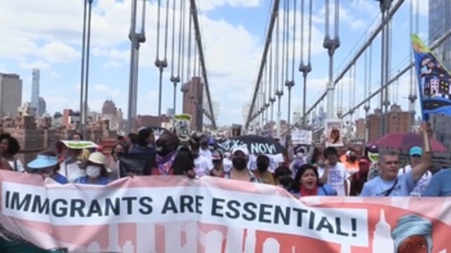 Trabajadores esenciales inmigrantes exigen una vía a la ciudadanía de EE.UU.