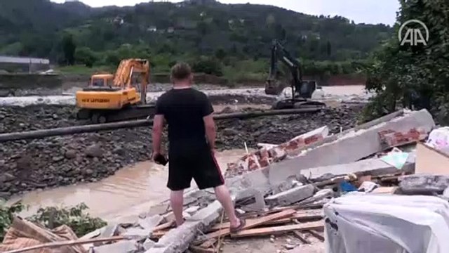 Arhavi'deki selde evleri yıkılan aile son anda kurtulmayı başardı