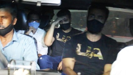 Media Blocks Mumbai Police's Way While Taking Raj Kundra To Jail