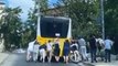 Arıza yapan İETT otobüsünü yolcular itti