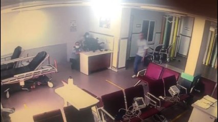 YARDIM İSTEDİĞİ POLİSİN TABANCASINI ALIP KAÇMAYA ÇALIŞTI