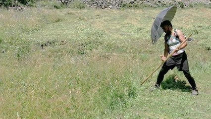 TIRPAN SALLARKEN OMZUNA BAĞLADIĞI ŞEMSİYEYLE KAVURUCU SICAKTAN KORUNUYOR