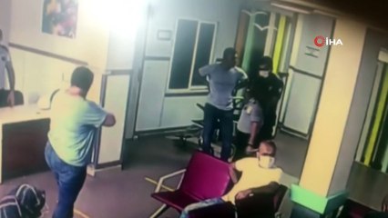 Yardım istediği polisin tabancasını kaptı...Korku dolu anlar kamerada