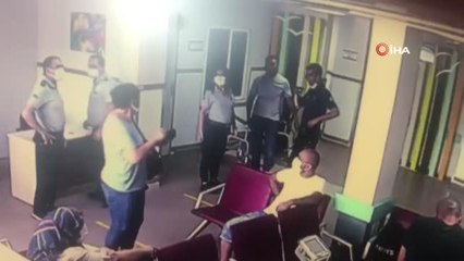 Son dakika haber: Yardım istediği polisin tabancasını kaptı...Korku dolu anlar kamerada