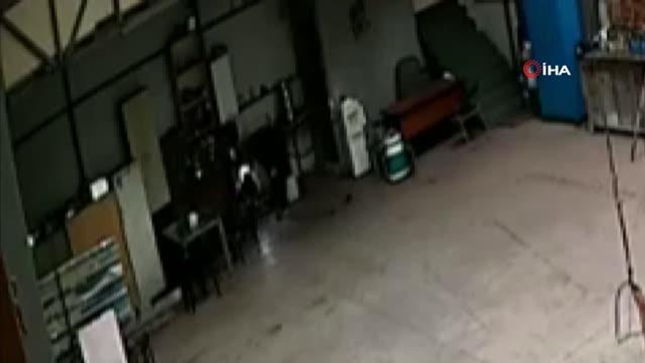 Hırsızlık için girdiği dükkanda alarm çalınca böyle kaçtı