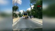 Sarıyer'de arızalanan İETT otobüsünü yolcular böyle itti