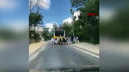 Sarıyer'de arızalanan iett otobüsünü yolcuların ittiği anlar kamerada