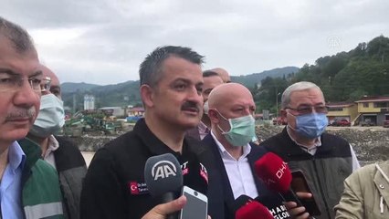 Pakdemirli: "Yaraları sarmak ve vatandaşımızı tekrar eski refahına ve konforuna ulaştırmak için buradayız"