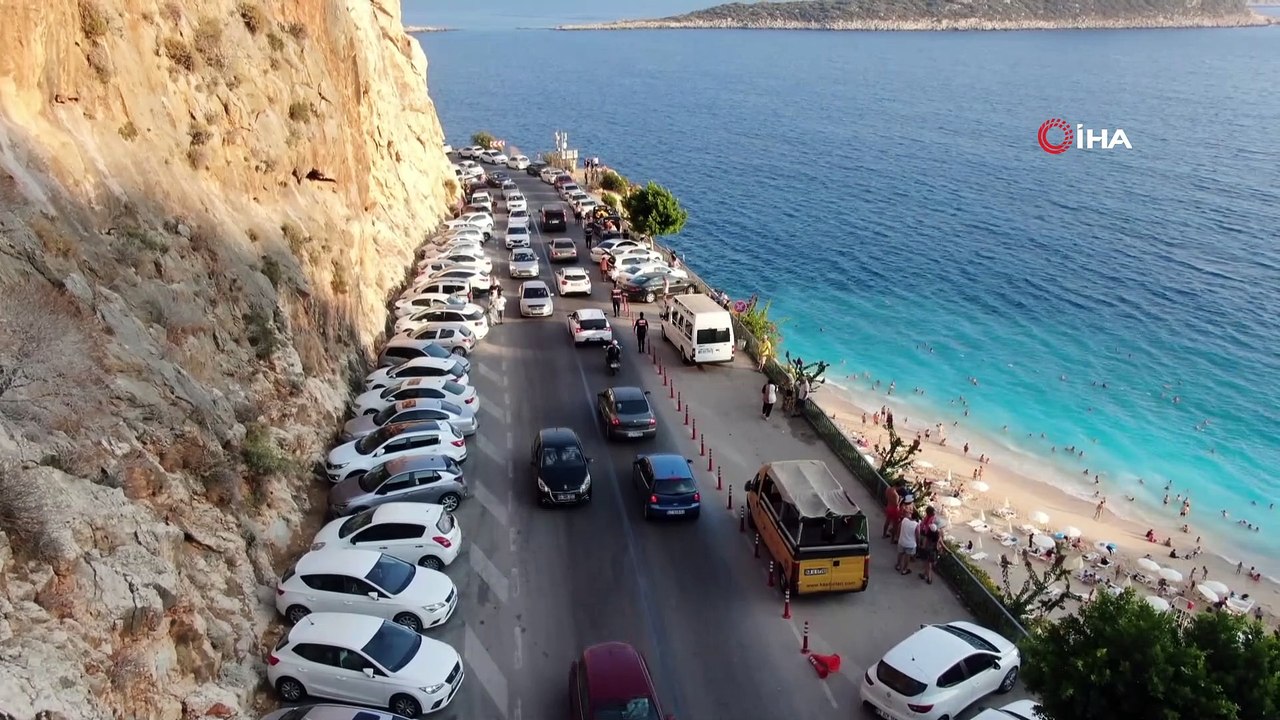 Dünyaca ünlü Kaputaş Plajı yerli ve yabancı misafirlerin akınına uğradı