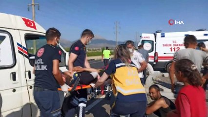 Tarım işçilerini taşıyan minibüs ile otomobil çarpıştı: 6 yaralı