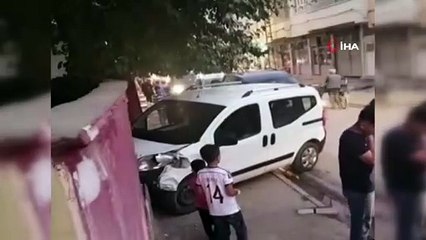 Batman’da hızını alamayan otomobil evin duvarına çarptı