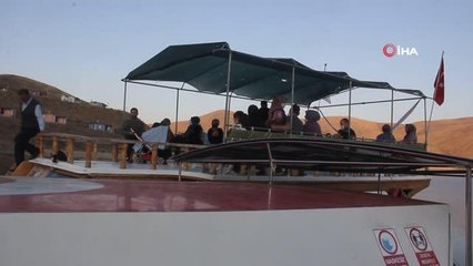 Sulama amaçlı yapılan gölde 'Diriliş' adlı tekne, ilçe nüfusunun 15 katı turist ağırladı