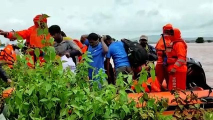 India busca a decenas de desaparecidos tras las inundaciones y corrimientos de tierra por el monzón