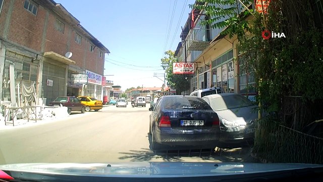 Motosiklet sürücüsünün aracın altında kalmaktan saniyelerle kurtulduğu anlar kamerada