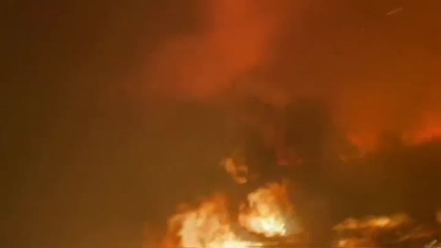 Una dotación de bomberos de EEUU se libra por muy poco de las llamas del incendio forestal de Tamarack