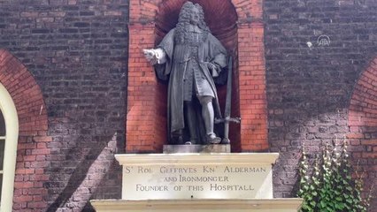 Londra'nın Hoxton bölgesinde halk 17. yüzyıl İngiliz köle tacirinin heykelinin yıkılmasını istiyor