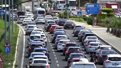 Edremit Körfezinde  2 kilometreyi aşan araç kuyrukları oluştu