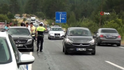 Antalya'dan eve dönen tatilciler yolun tek şeridinde uzun kuyruklar oluşturdu