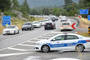 Antalya'dan eve dönen tatilciler yolun tek şeridinde uzun kuyruklar oluşturdu
