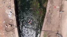 Çocukların sulama kanalındaki eğlencesinde hortum önlemi
