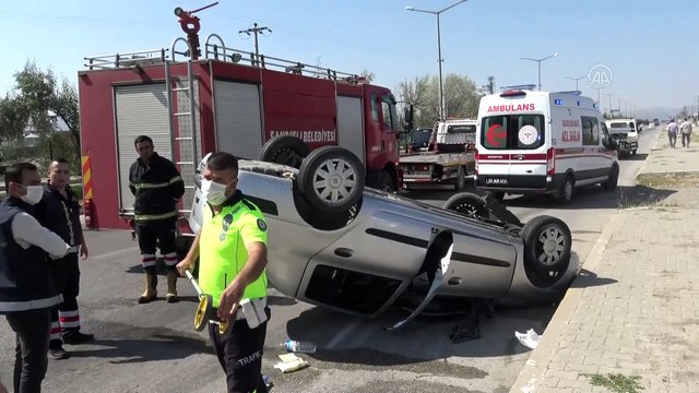 AFYONKARAHİSAR - Devrilen otomobildeki 5 kişi yaralandı