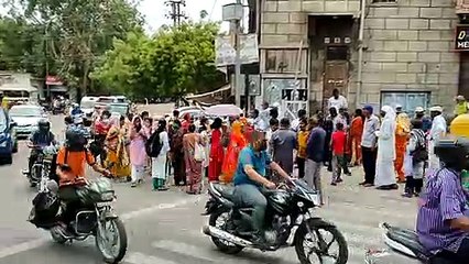 सेन्ट्रल जेल के बाहर आसाराम के समर्थकों पर पुलिस ने फटकारे डण्डे