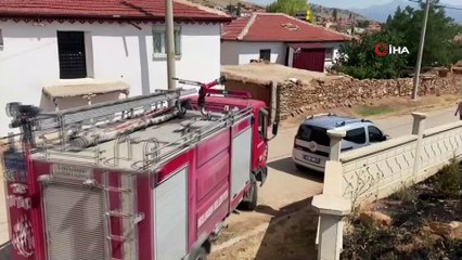 Köy mezarlığı çıkan yangında küle döndü