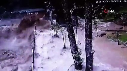 Rizede Etkili olan sağanak yağış kameralara böyle yansıdı!
