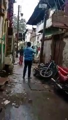 लाइव वीडियो : करंट लगा बिजली पोल पर उल्टा लटका कर्मी, जिंदा बचाया