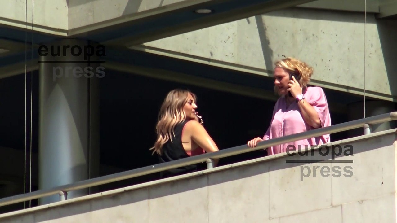 Roció Flores disfruta del sol en una terraza mientras evita las preguntas de la prensa