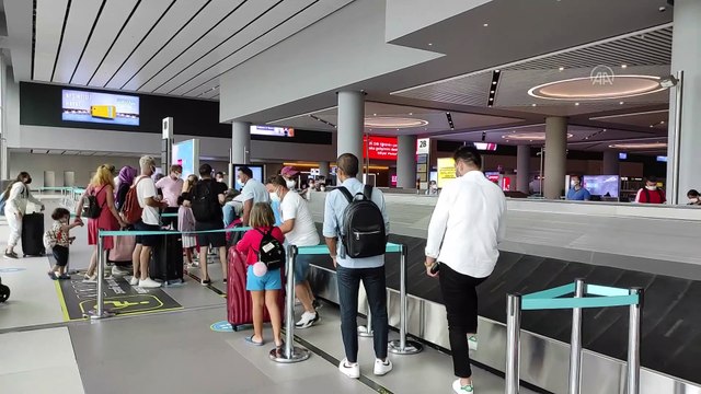 İSTANBUL - İstanbul havalimanlarında Kurban Bayramı tatili dönüş yoğunluğu