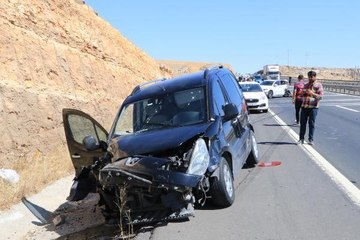 KAZAZEDELERE YARDIM ETMEK İÇİN DURAN OTOMOBİLE, ARKADAN GELEN ARAÇLAR ÇARPTI: 11 YARALI