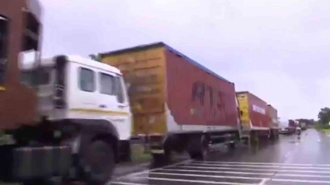 Maharashtra flood: Long queue of vehicles seen in Sangli