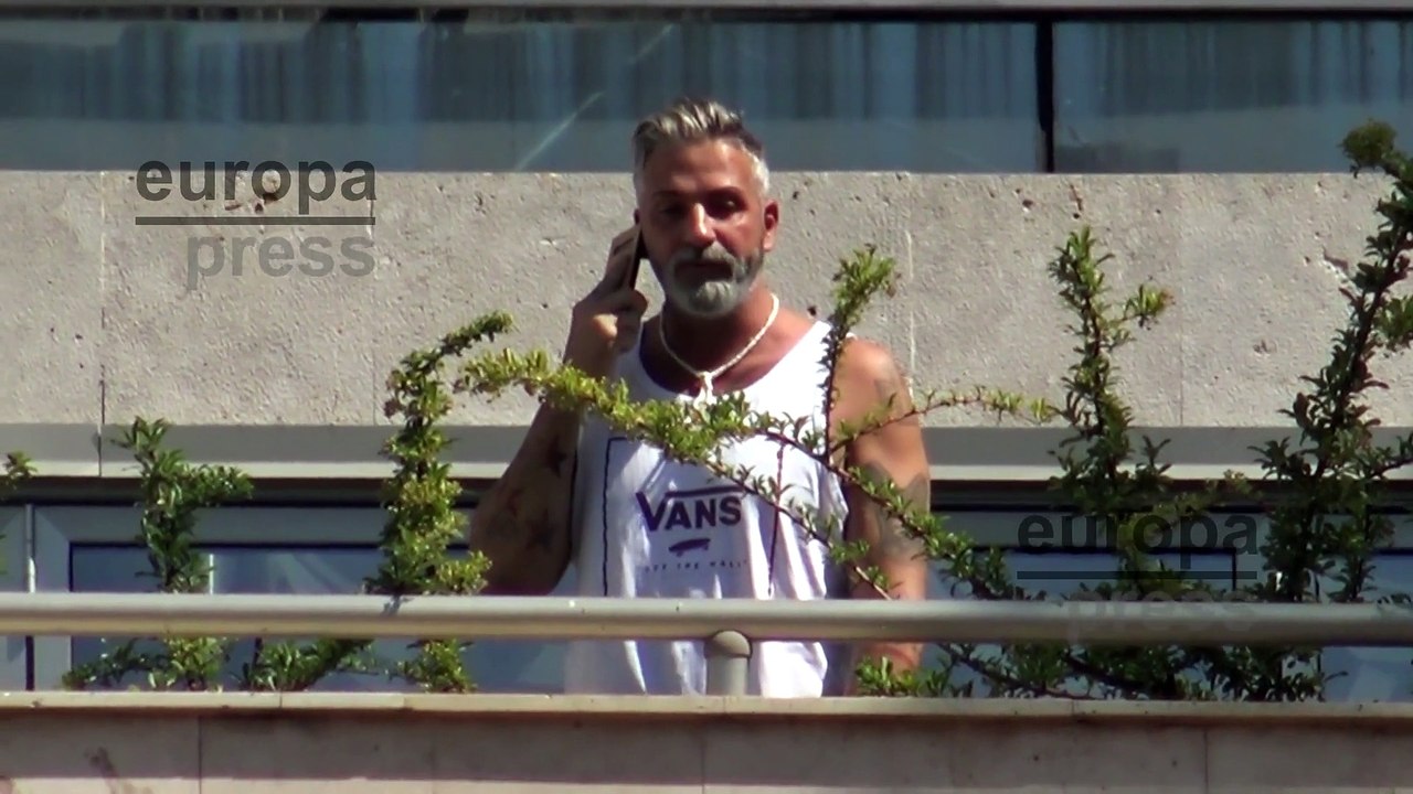 Carlos Alba y los familiares de los concursantes juntos tras la final de Supervivientes