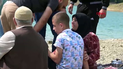 3 çocuğunu kurtarmak isterken kendisi boğuldu